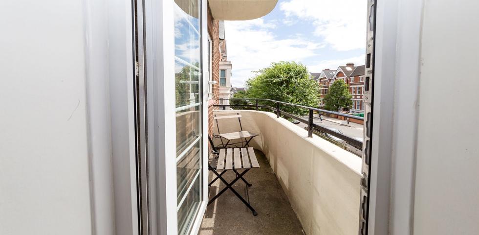 			2 Bedroom, 1 bath, 1 reception Flat			 West End Lane, West Hampstead 